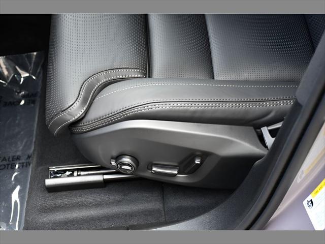 2026 Volvo XC60 Plug-In Hybrid SUV in Aurora Silver thumbnail 31