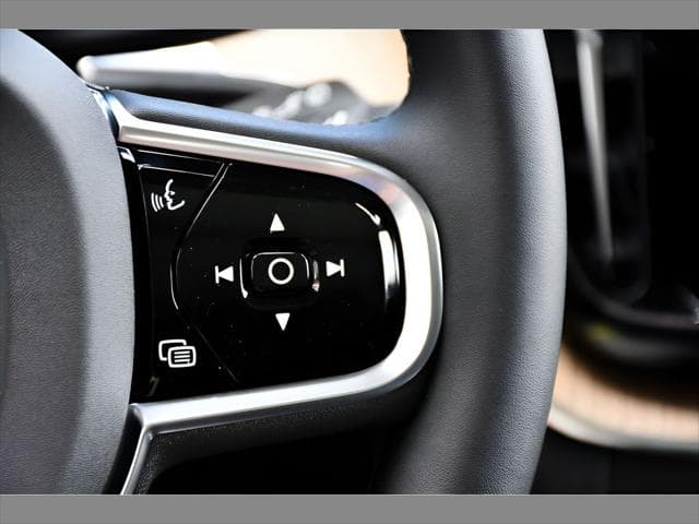 2026 Volvo XC60 Plug-In Hybrid SUV in Aurora Silver thumbnail 32
