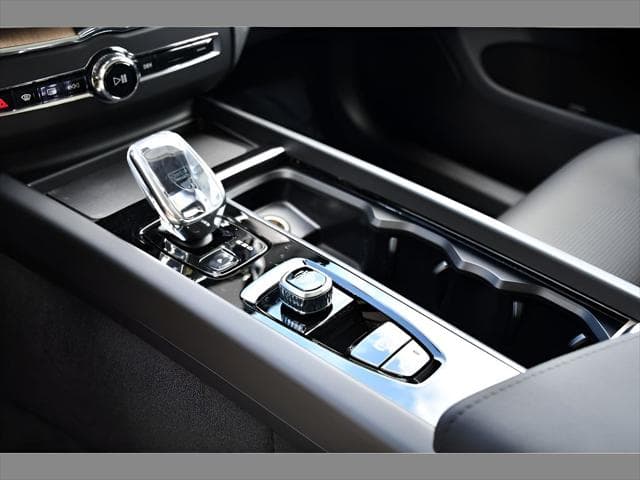 2026 Volvo XC60 Plug-In Hybrid SUV in Aurora Silver thumbnail 33