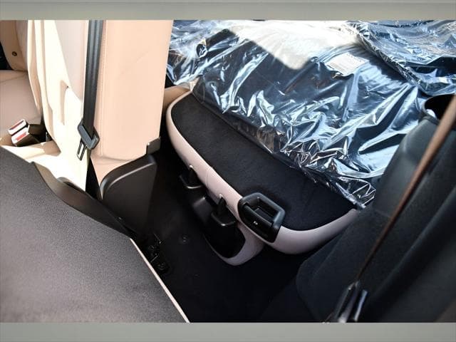2026 Volvo XC90 SUV in Vapour Grey Metallic thumbnail 16