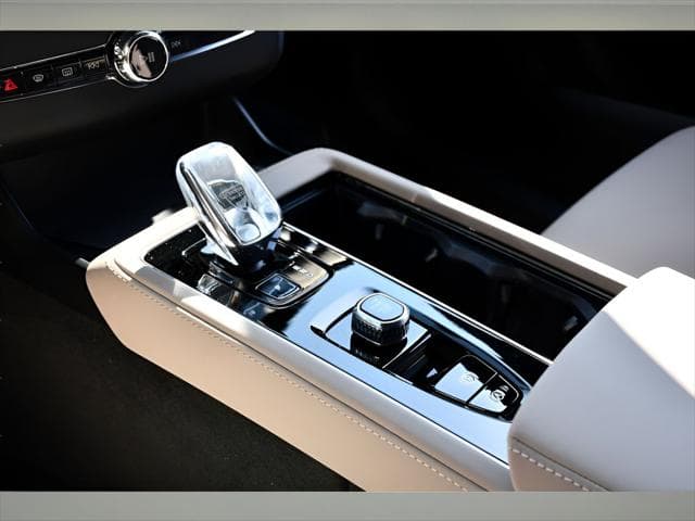 2026 Volvo XC90 SUV in Vapour Grey Metallic thumbnail 37