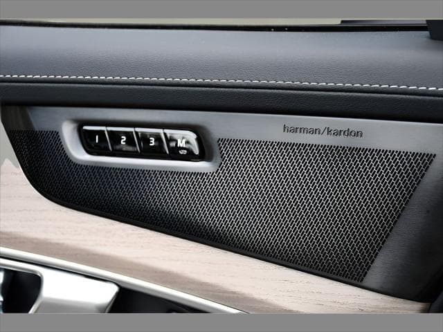 2026 Volvo XC90 Plug-In Hybrid SUV in Denim Blue Metallic thumbnail 29