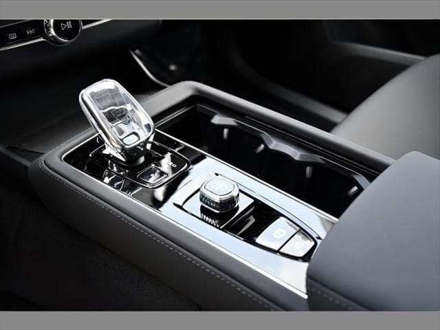 2026 Volvo XC90 Plug-In Hybrid SUV in Denim Blue Metallic thumbnail 36