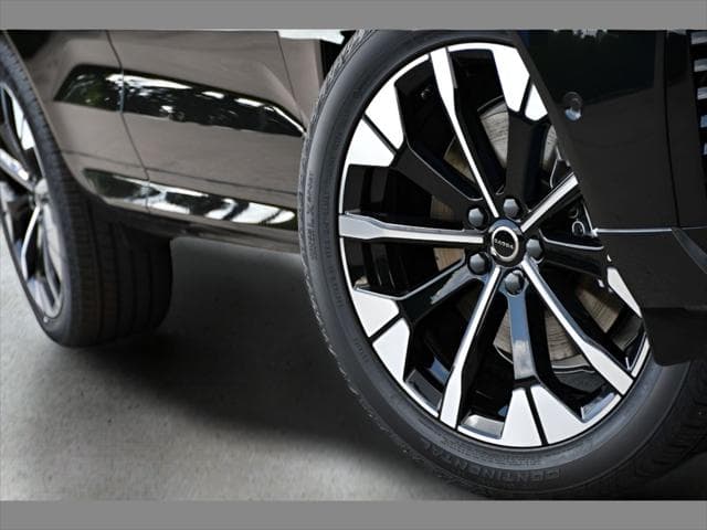 2026 Volvo XC60 Plug-In Hybrid SUV in Onyx Black Metallic thumbnail 6