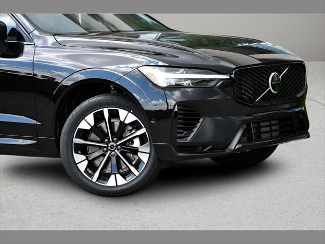 2026 Volvo XC60 Plug-In Hybrid SUV in Onyx Black Metallic thumbnail 7