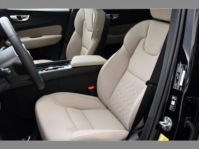 2026 Volvo XC60 Plug-In Hybrid SUV in Onyx Black Metallic thumbnail 9