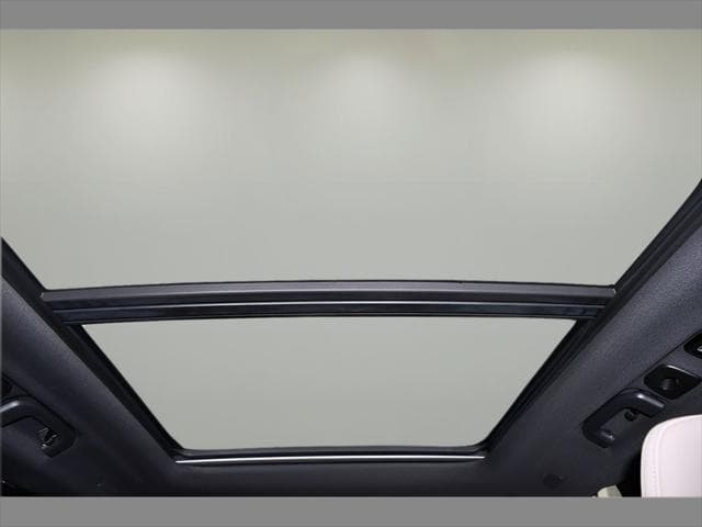 2026 Volvo XC60 Plug-In Hybrid SUV in Onyx Black Metallic thumbnail 10