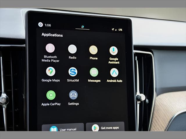2026 Volvo XC60 Plug-In Hybrid SUV in Onyx Black Metallic thumbnail 16