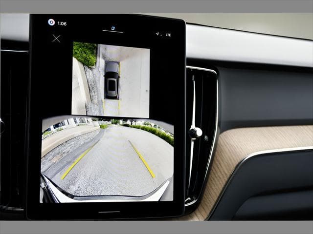 2026 Volvo XC60 Plug-In Hybrid SUV in Onyx Black Metallic thumbnail 18