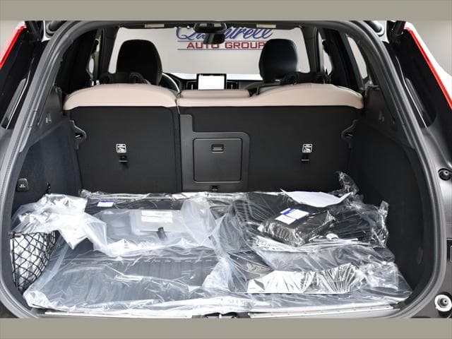 2026 Volvo XC60 Plug-In Hybrid SUV in Onyx Black Metallic thumbnail 20
