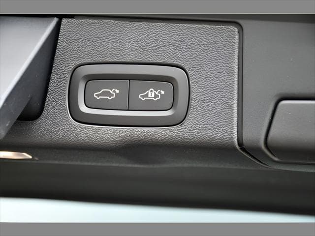 2026 Volvo XC60 Plug-In Hybrid SUV in Onyx Black Metallic thumbnail 21