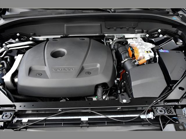 2026 Volvo XC60 Plug-In Hybrid SUV in Onyx Black Metallic thumbnail 22