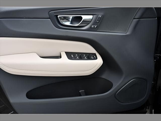 2026 Volvo XC60 Plug-In Hybrid SUV in Onyx Black Metallic thumbnail 23