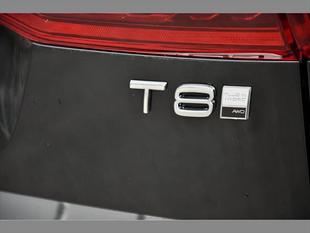 2026 Volvo XC60 Plug-In Hybrid SUV in Onyx Black Metallic thumbnail 25