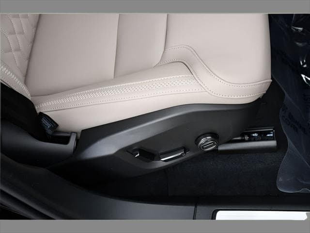 2026 Volvo XC60 Plug-In Hybrid SUV in Onyx Black Metallic thumbnail 29