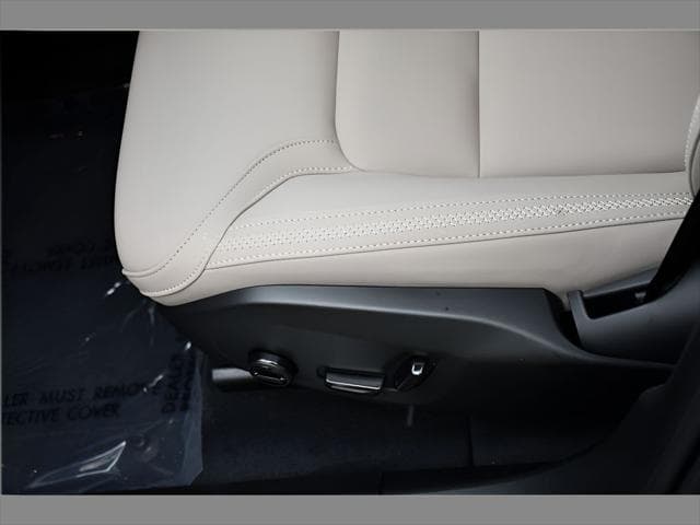 2026 Volvo XC60 Plug-In Hybrid SUV in Onyx Black Metallic thumbnail 31