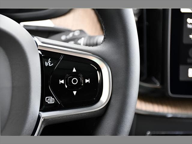 2026 Volvo XC60 Plug-In Hybrid SUV in Onyx Black Metallic thumbnail 32