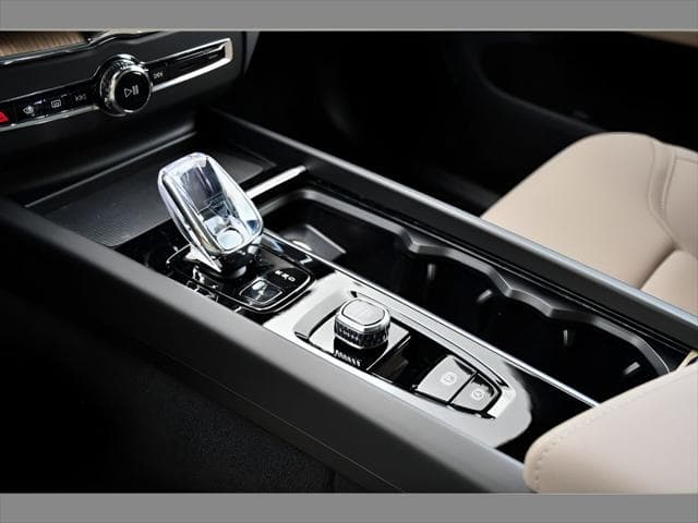 2026 Volvo XC60 Plug-In Hybrid SUV in Onyx Black Metallic thumbnail 33