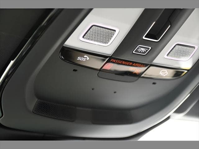 2026 Volvo XC60 Plug-In Hybrid SUV in Onyx Black Metallic thumbnail 35