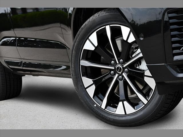 2026 Volvo XC60 Plug-In Hybrid SUV in Onyx Black Metallic thumbnail 10
