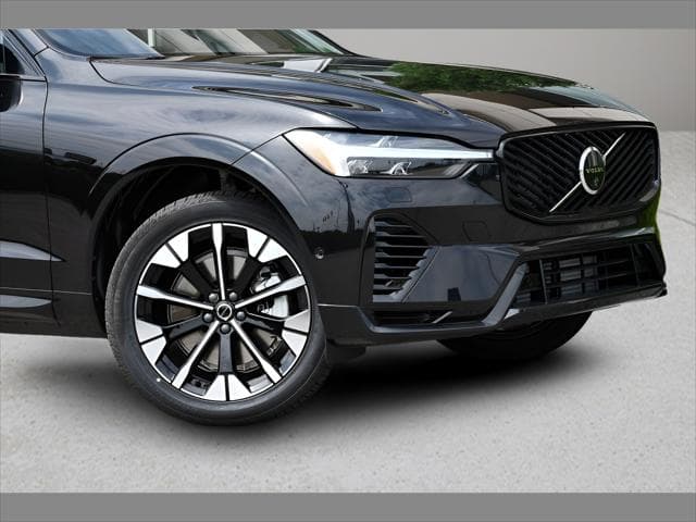 2026 Volvo XC60 Plug-In Hybrid SUV in Onyx Black Metallic thumbnail 11