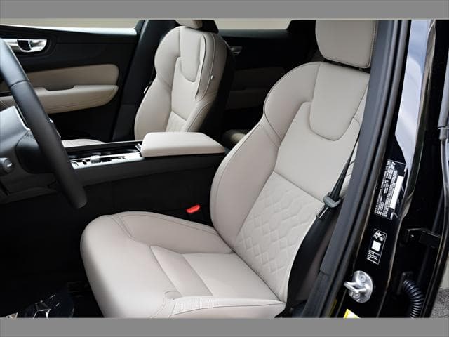 2026 Volvo XC60 Plug-In Hybrid SUV in Onyx Black Metallic thumbnail 13