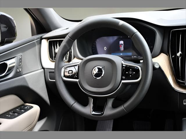 2026 Volvo XC60 Plug-In Hybrid SUV in Onyx Black Metallic thumbnail 16