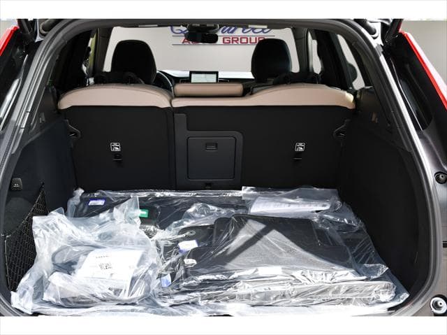 2026 Volvo XC60 Plug-In Hybrid SUV in Onyx Black Metallic thumbnail 23