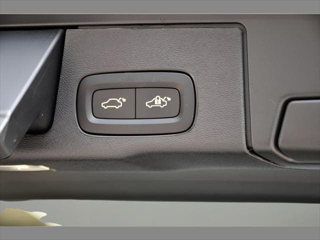 2026 Volvo XC60 Plug-In Hybrid SUV in Onyx Black Metallic thumbnail 24