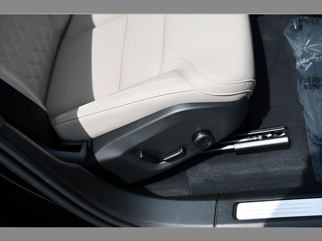 2026 Volvo XC60 Plug-In Hybrid SUV in Onyx Black Metallic thumbnail 32