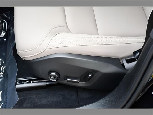 2026 Volvo XC60 Plug-In Hybrid SUV in Onyx Black Metallic thumbnail 34