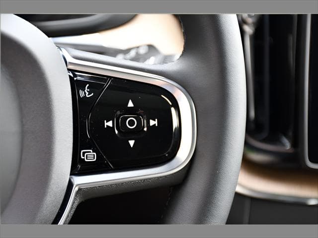 2026 Volvo XC60 Plug-In Hybrid SUV in Onyx Black Metallic thumbnail 35