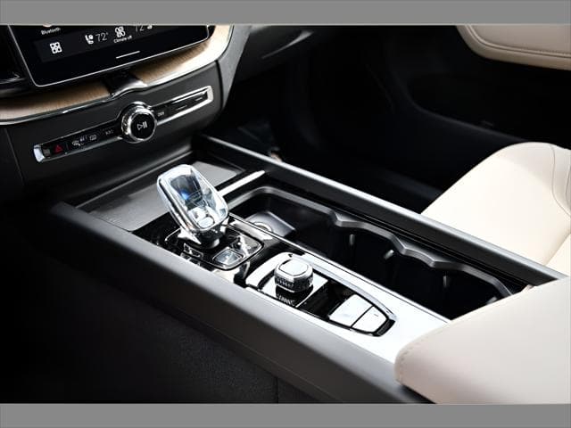 2026 Volvo XC60 Plug-In Hybrid SUV in Onyx Black Metallic thumbnail 36