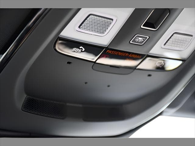 2026 Volvo XC60 Plug-In Hybrid SUV in Onyx Black Metallic thumbnail 38