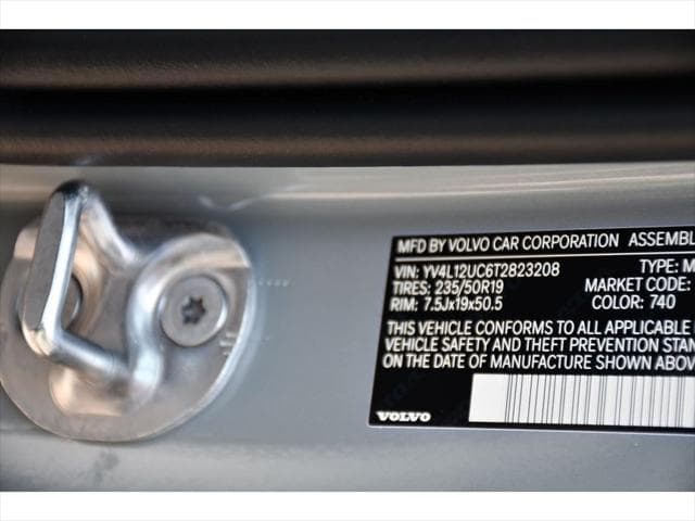 2026 Volvo XC40 SUV in Vapour Grey Metallic thumbnail 24