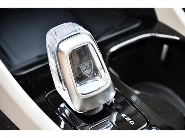 2026 Volvo XC40 SUV in Vapour Grey Metallic thumbnail 36