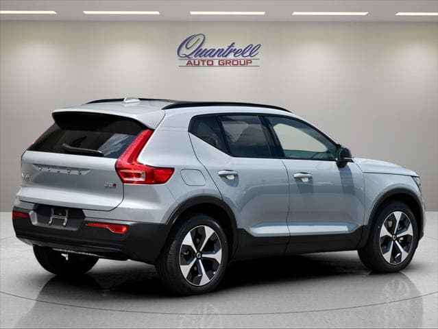2026 Volvo XC40 SUV in Vapour Grey Metallic thumbnail 4
