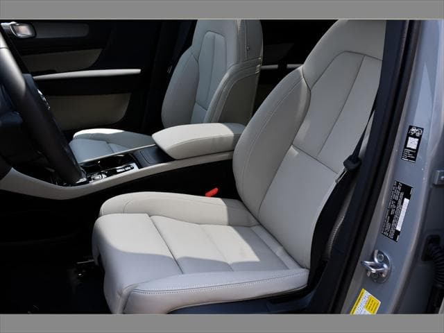 2026 Volvo XC40 SUV in Vapour Grey Metallic thumbnail 12
