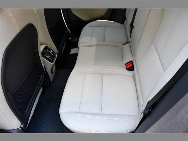 2026 Volvo XC40 SUV in Vapour Grey Metallic thumbnail 14
