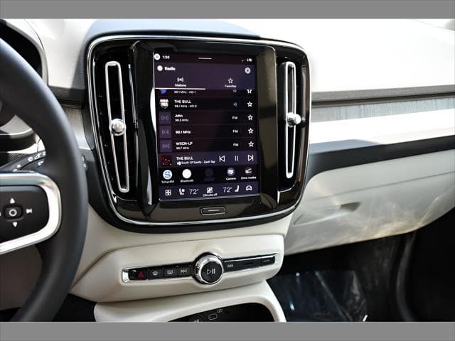 2026 Volvo XC40 SUV in Vapour Grey Metallic thumbnail 17