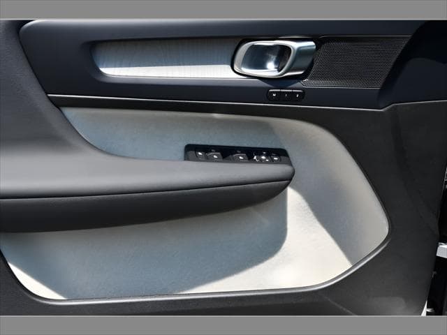 2026 Volvo XC40 SUV in Vapour Grey Metallic thumbnail 23