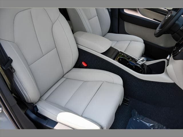 2026 Volvo XC40 SUV in Vapour Grey Metallic thumbnail 29