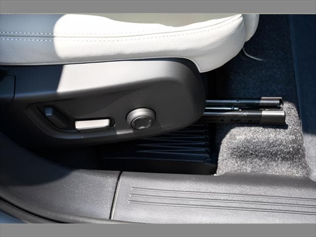 2026 Volvo XC40 SUV in Vapour Grey Metallic thumbnail 30