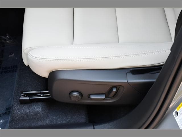 2026 Volvo XC40 SUV in Vapour Grey Metallic thumbnail 32