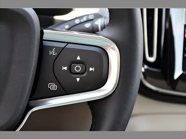 2026 Volvo XC40 SUV in Vapour Grey Metallic thumbnail 33