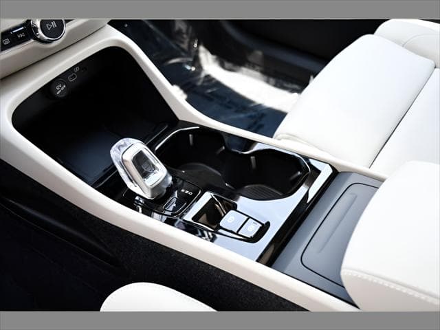 2026 Volvo XC40 SUV in Vapour Grey Metallic thumbnail 35