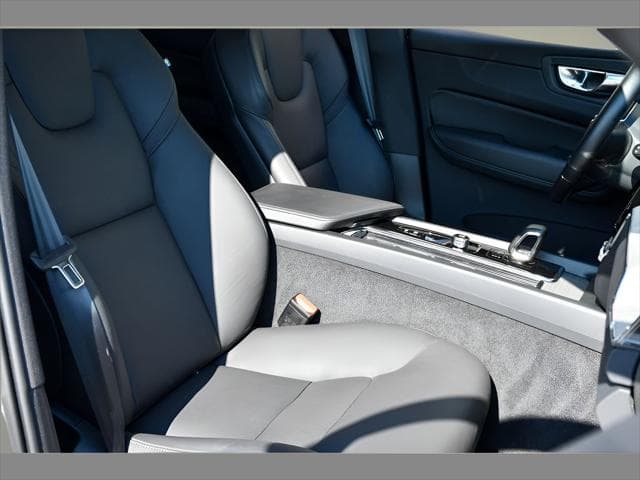 2025 Volvo XC60 SUV in Crystal White Metallic thumbnail 13
