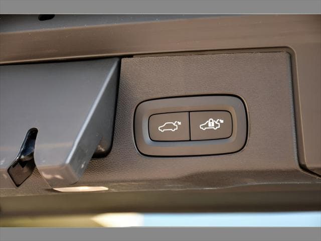 2025 Volvo XC60 SUV in Crystal White Metallic thumbnail 24