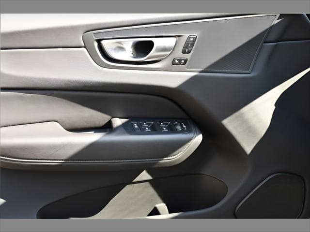 2025 Volvo XC60 SUV in Crystal White Metallic thumbnail 26