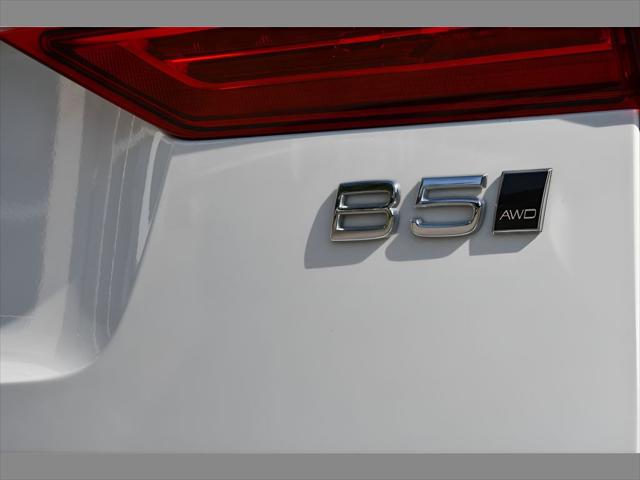 2025 Volvo XC60 SUV in Crystal White Metallic thumbnail 28